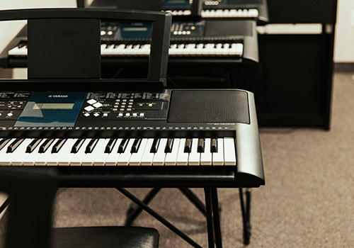 Black pianos lined up in a row